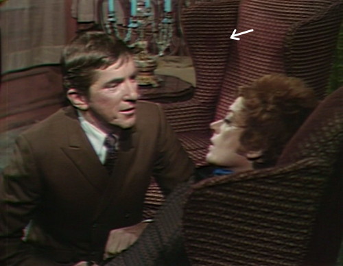 570 dark shadows chair