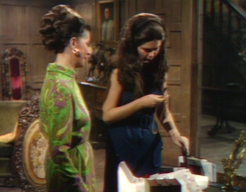 624 dark shadows liz vicki necklace