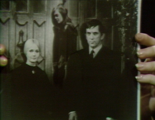 659 dark shadows carolyn vicki barnabas 16