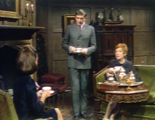 686 dark shadows liz barnabas julia suspect