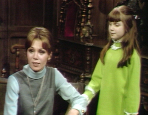 690 dark shadows maggie amy scare