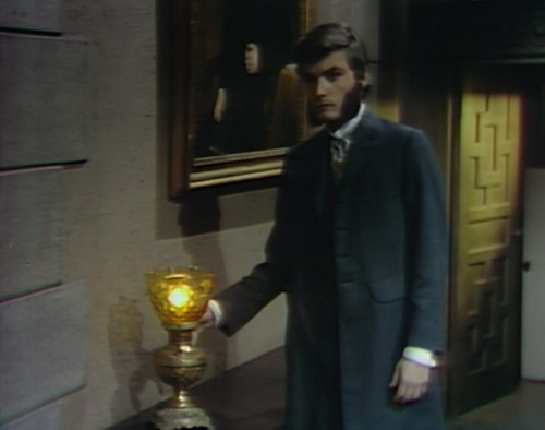 768 dark shadows quentin lamp