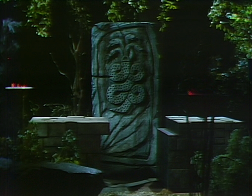 899 dark shadows altar open