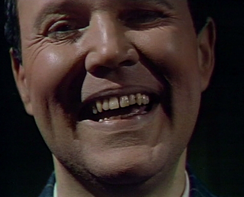 900 dark shadows strak smile