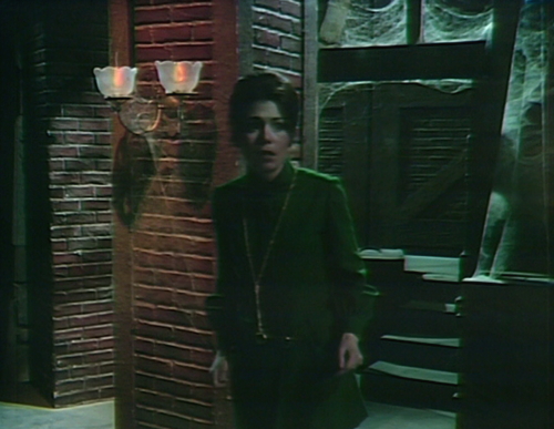 925-dark-shadows-maggie-scared