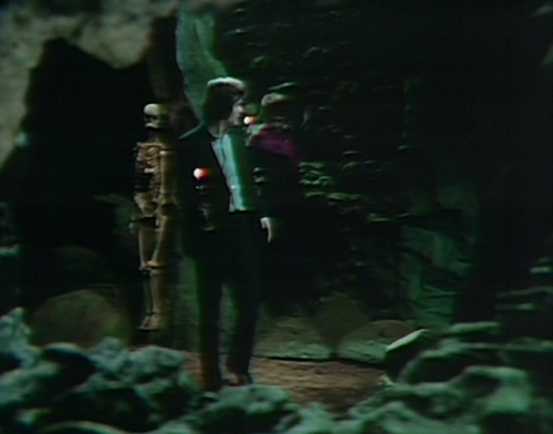 933-dark-shadows-quentin-amanda-skeleton