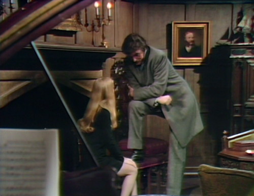 940-dark-shadows-quentin-carolyn-leg-up