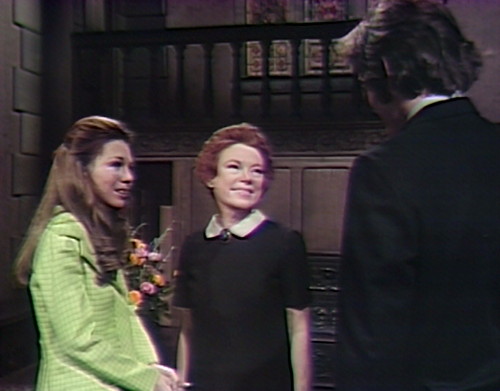 981-dark-shadows-maggie-julia-quentin-smile