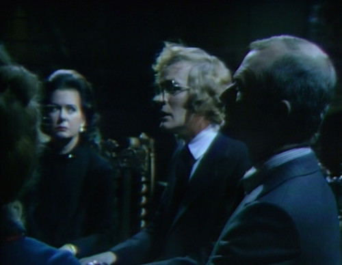 990-dark-shadows-liz-cyrus-roger-seance