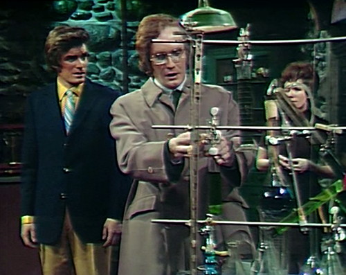 998-dark-shadows-quentin-cyrus-sabrina-apparatus